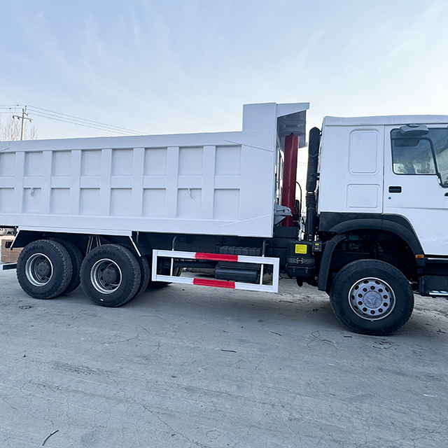 Meilleure vente de camion à benne basculante Sinotruk HOWO 8 par 4 camion remis à neuf