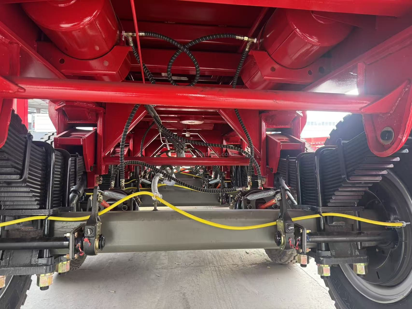 Semi-remorque basculante robuste à quatre essieux de 13,5 m