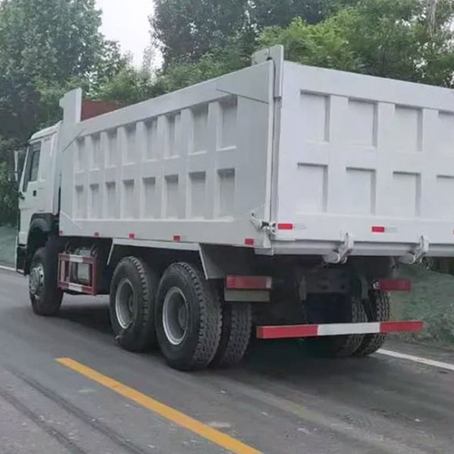 Meilleure vente de camion à benne basculante Sinotruk HOWO 8 par 4 camion remis à neuf
