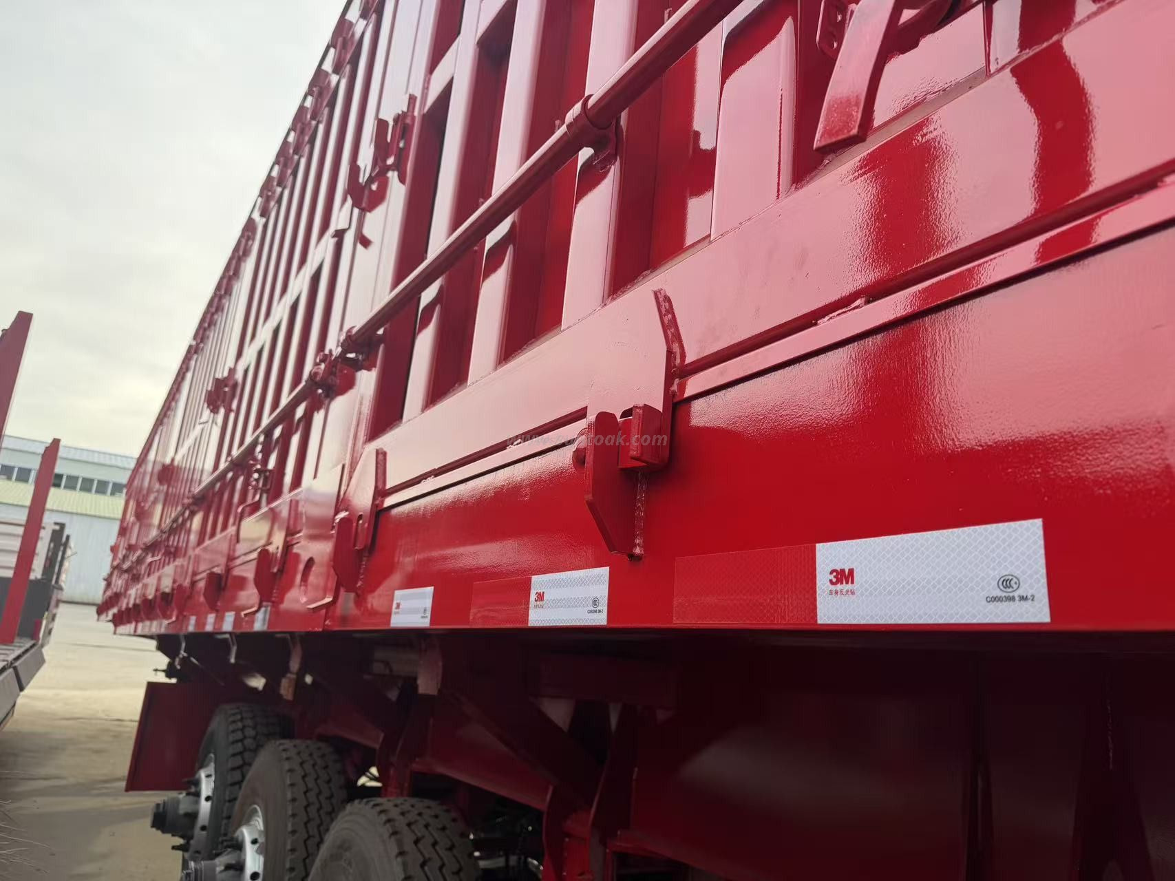 Semi-remorque basculante robuste à quatre essieux de 13,5 m